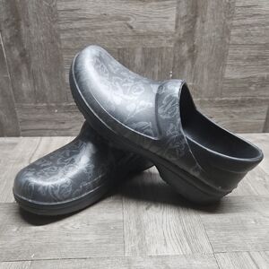 Crocs Clogs Womens Size 10 Neria Pro II Graphic Metallic Gray Roses Non Slip
